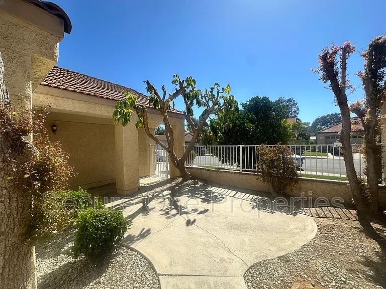 2324 Hampton Ave — Photo 2