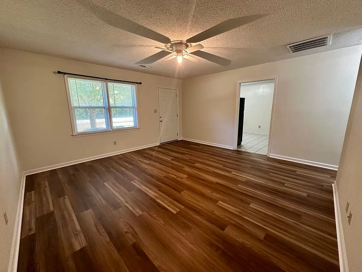 Building Photo - 2060B Hideaway Dr