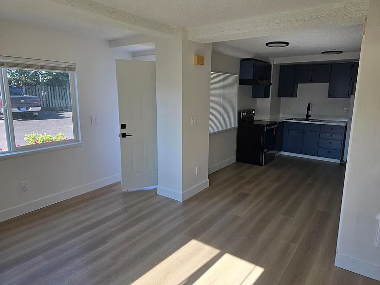 1723 & 1727 E Park Ave NE — Photo 6