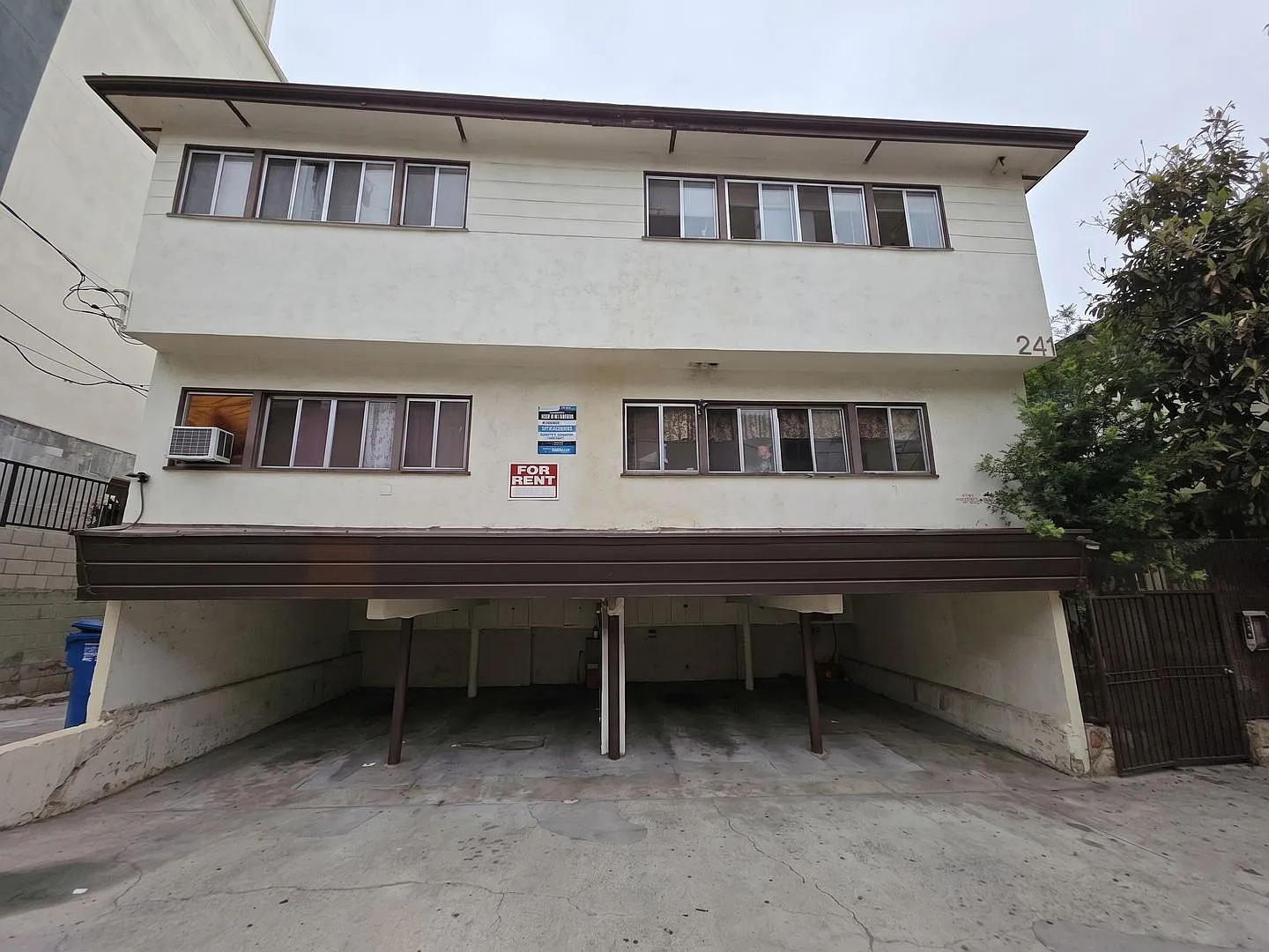 Completely rehabbed spacious 1 bedroom apartment close to Downtown LA, St. Vincent Medical Center — Photo 1