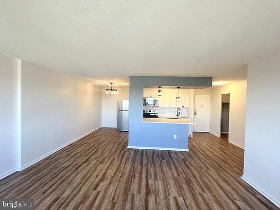 3rd image of 1204 Barclay Towers