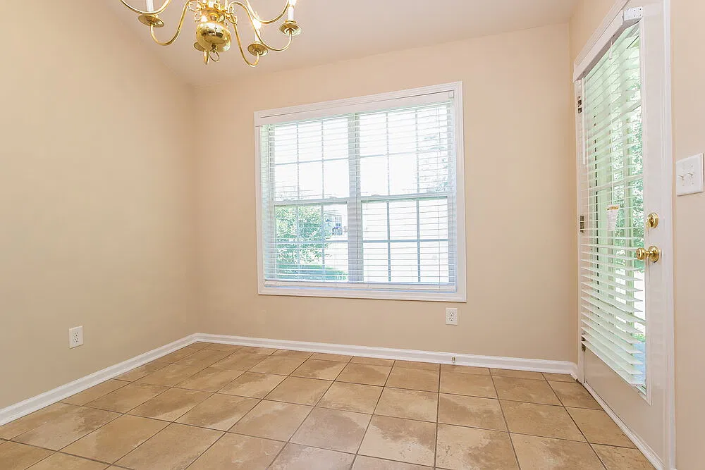 3 bed, 2.0 bath, 1386 sqft, $2,045 — Photo 4