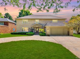 529 Coventry Ln, Grosse Pointe Woods, MI 48236