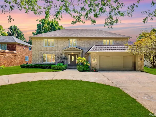 529 Coventry Ln, Grosse Pointe Woods, MI 48236