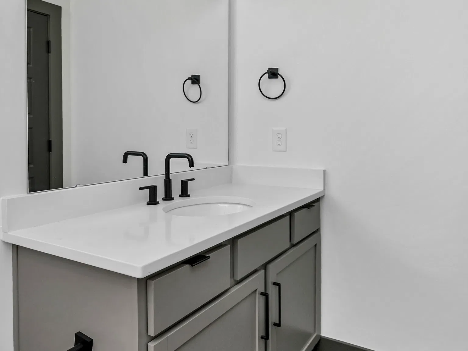 3 bed, 1691 sqft, $4,200 — Photo 3