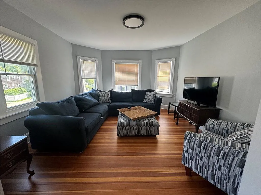5 bed, 2.0 bath, 2600 sqft, $3,800 — Photo 2