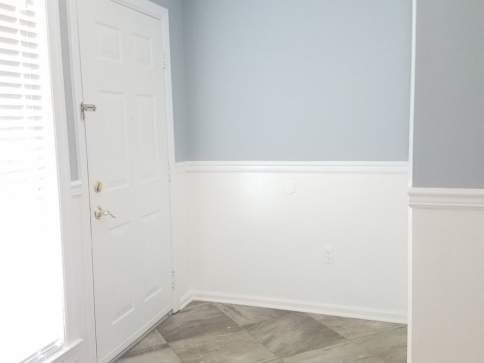 Entry foyer w/ entry closet