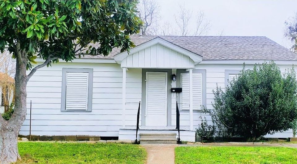 Welcome to YOUR newly renovated cottage home in the heart of Texas City! Only a couple of blocks from the Texas City Dike and down the street from all of the action on Main Street! Walk to many stores, parks, and the High School. Quiet neighborhood!