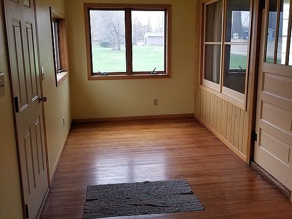 Front porch w/lots of windows