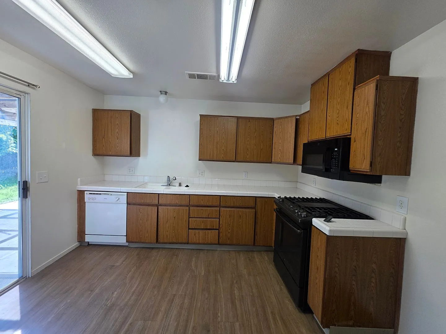 Move In Special - $500.00 Off First Months Rent — Photo 4