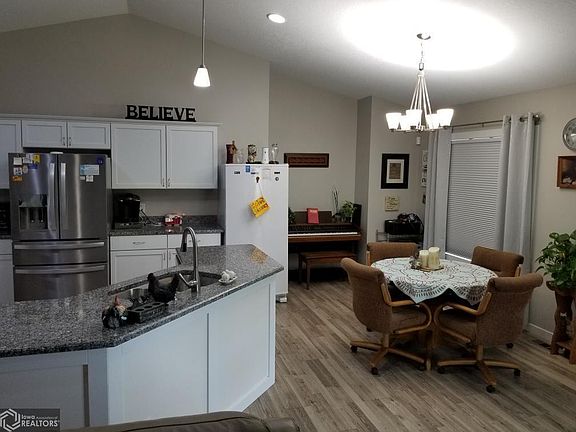 4th image of 922 S Park St