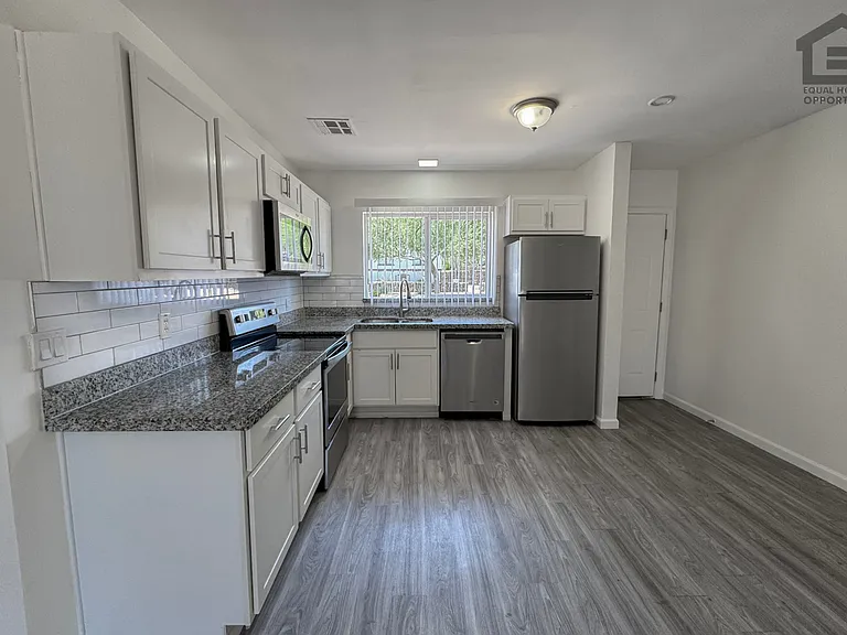 1346 E Willetta St — Photo 50