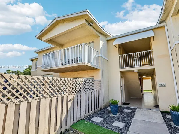 4520 NW 79th Ave APT 2D, Doral, FL 33166