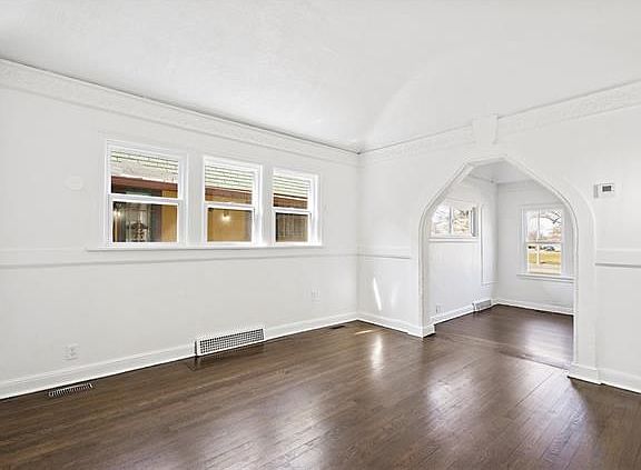 3rd image of 2405 E Meyer Blvd