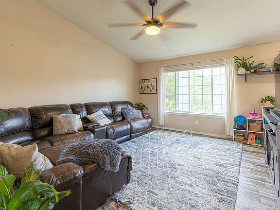 5th image of 3307 Meadow Glen Ln