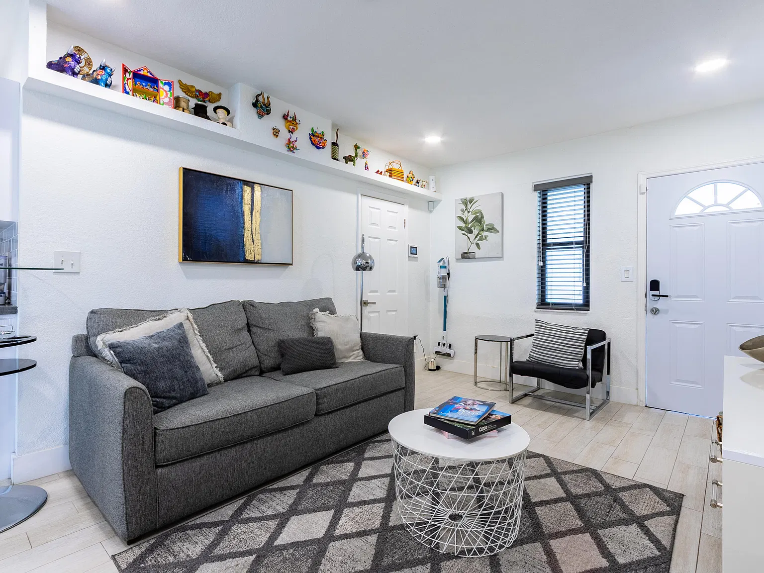 3 bed, 2.0 bath, 979 sqft, $5,500 — Photo 2