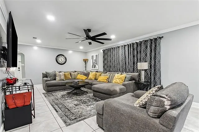 4 bed, 2.0 bath, 2381 sqft, $2,500 — Photo 2