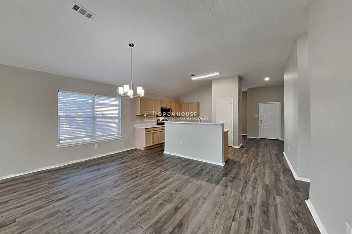 3 bed, 2.0 bath, 1729 sqft, $2,050 — Photo 3