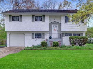 4 Allison Ct, Hauppauge, NY 11788