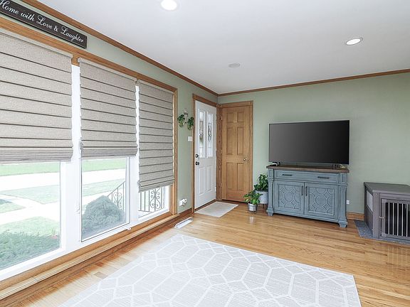 5th image of 6016 S Moody Ave