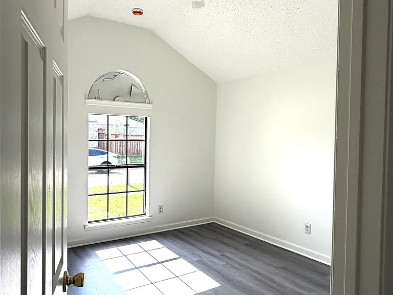 3709 Seville Ln — Photo 12