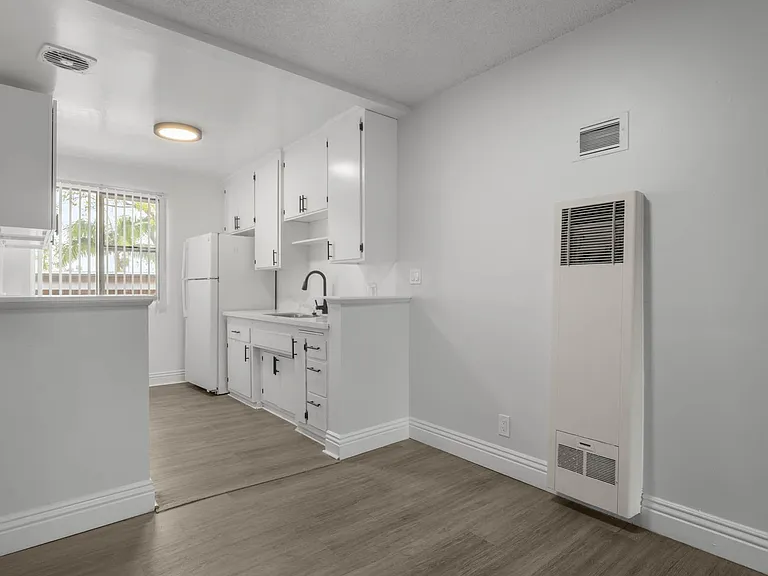 3907 Roxanne Ave #8 — Photo 8