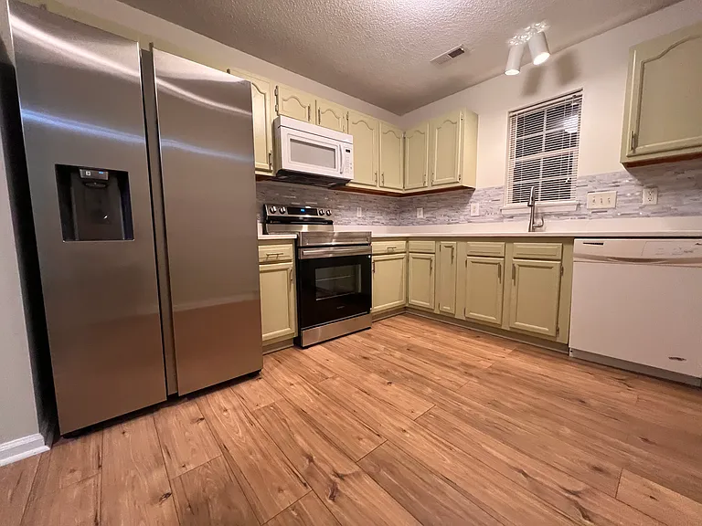 4414 River Forest Ln — Photo 2