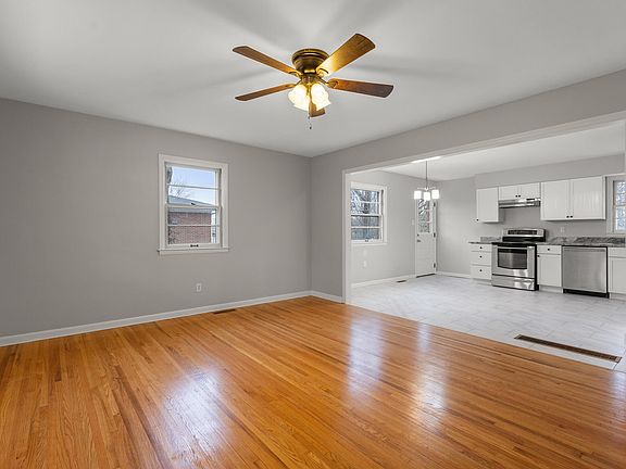 5th image of 423 Sandalwood Dr