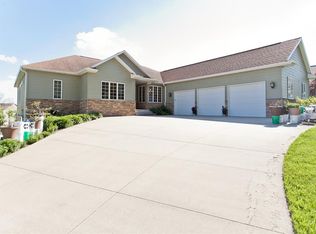 1920 Meadow Pl, Ely, IA 52227