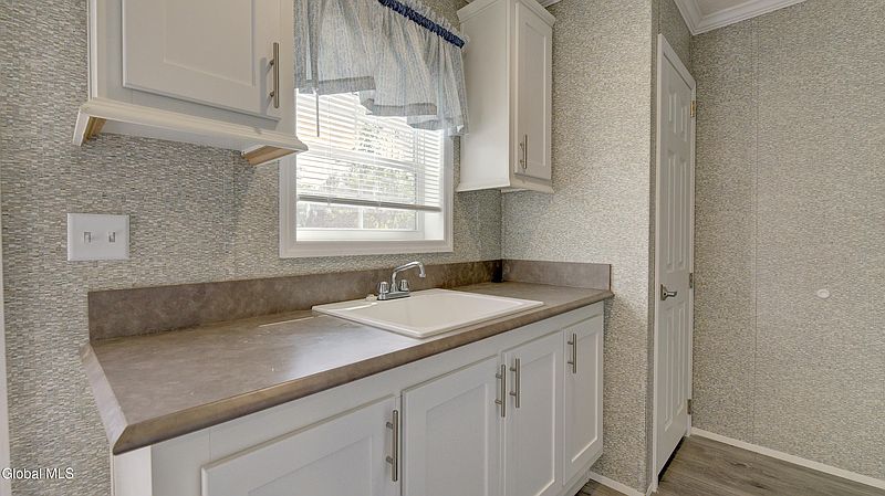 4th image of 258 Burtonville Road
