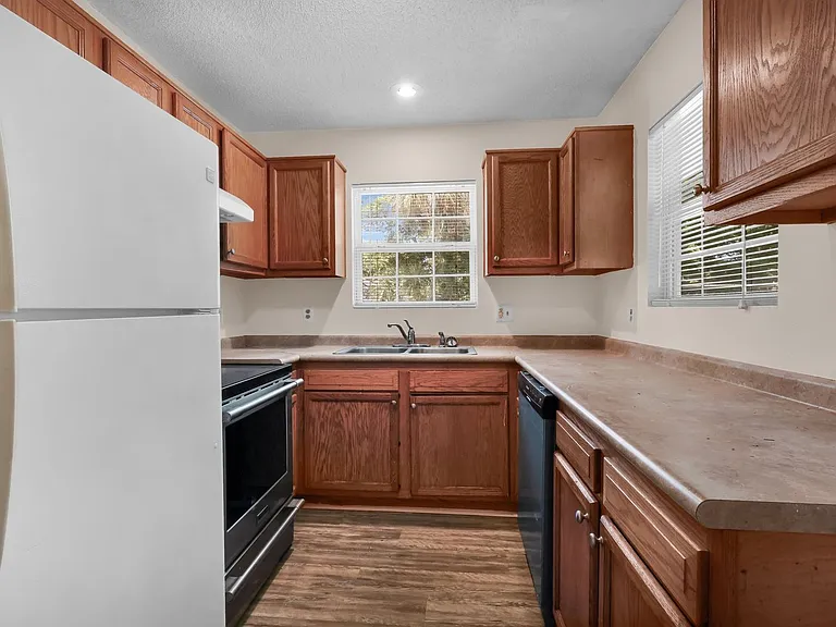 1202 E Waldburg St — Photo 8
