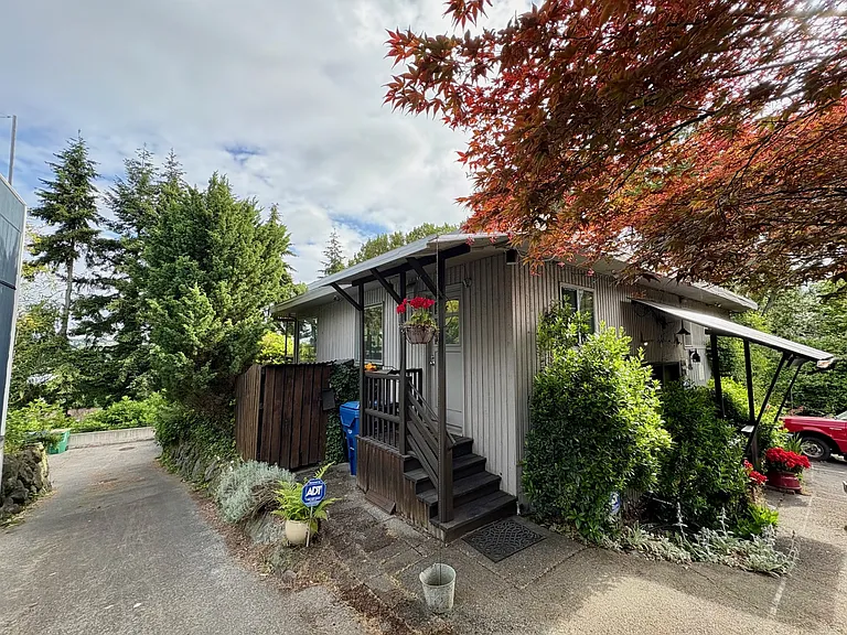 414 Raye St — Photo 1