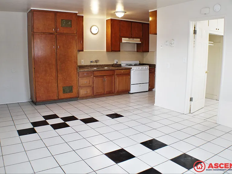 1-bedroom apartment with vintage charm! — Photo 5