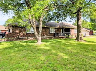 216 SE Noeleen Ln, Lees Summit, MO 64063