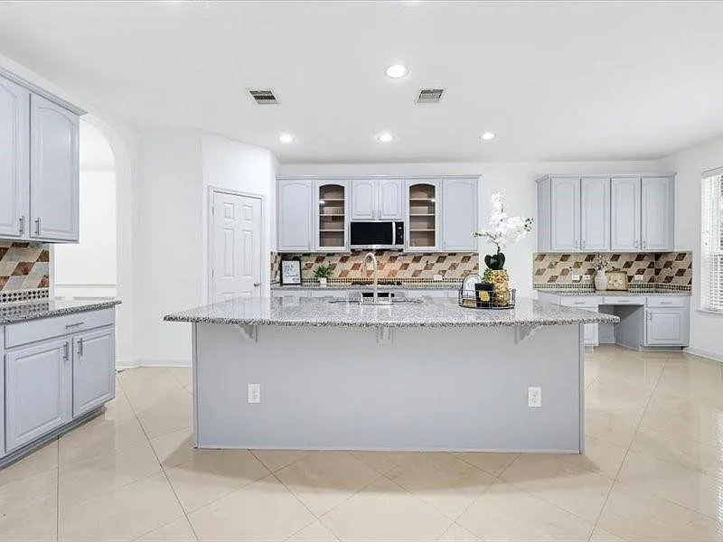 4 bed, 3.5 bath, 3670 sqft, $3,500 — Photo 4