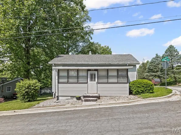 220 Summit Ave, Glen Carbon, IL 62034