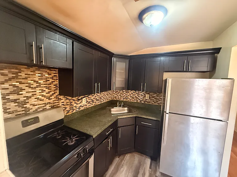 2914 Hering Ave #1 — Photo 3