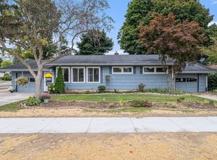 617 Forest Dr, Fenton, MI 48430