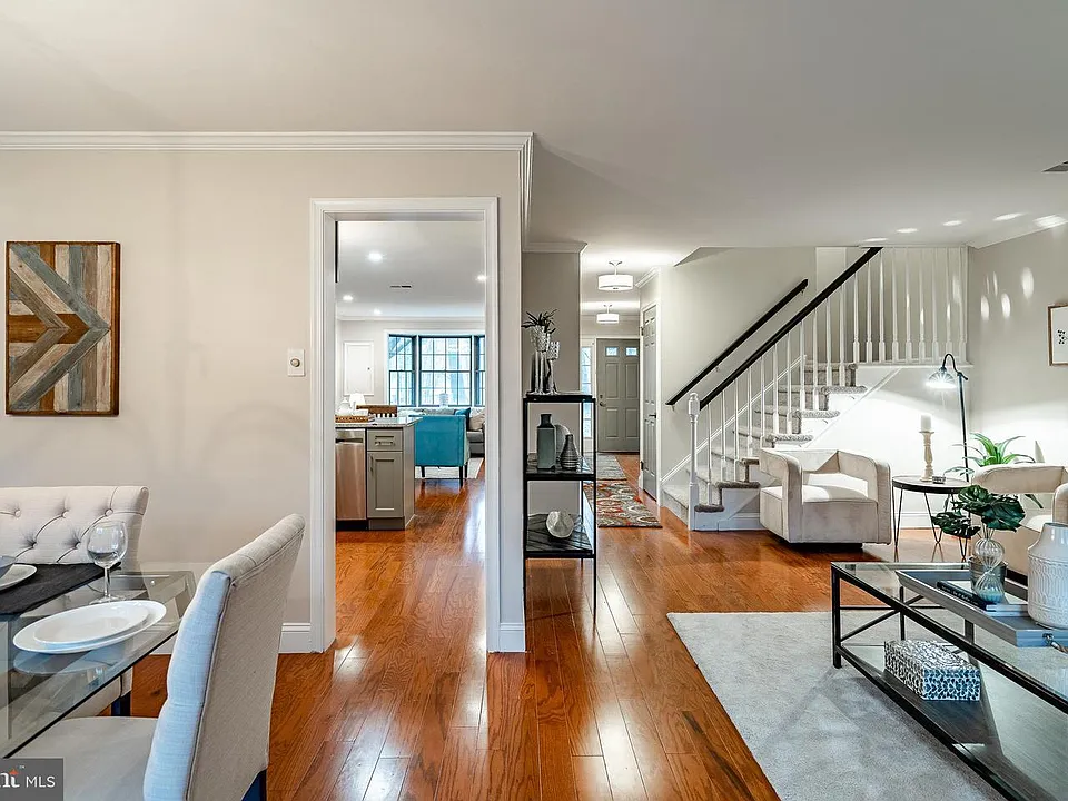 313 Albans Ct