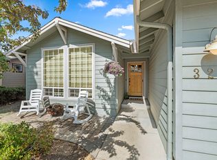 329 Phoenix Hills Dr, Phoenix, OR 97535