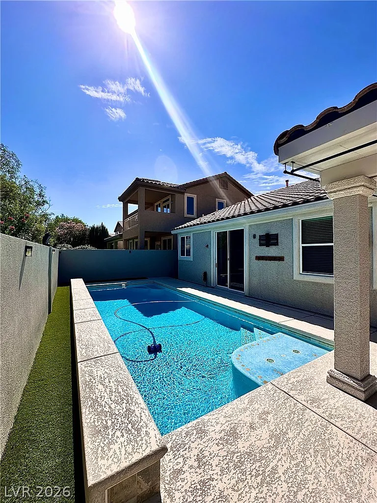 4 bed, 2.0 bath, 1818 sqft, $3,000 — Photo 1