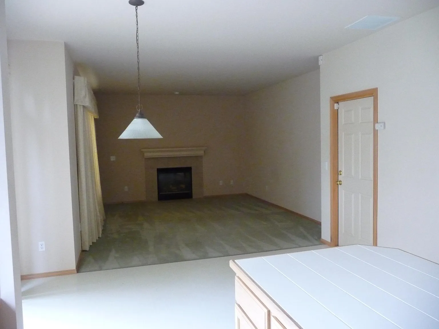 4 bed, 2.5 bath, 2253 sqft, $3,300 — Photo 2