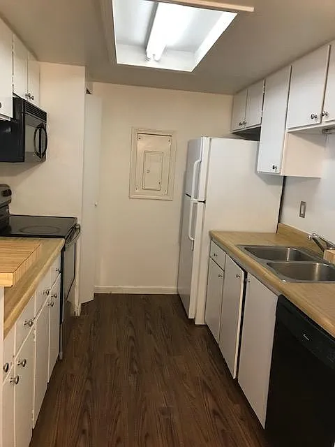 3 bed, 1177 sqft, $2,100 — Photo 4