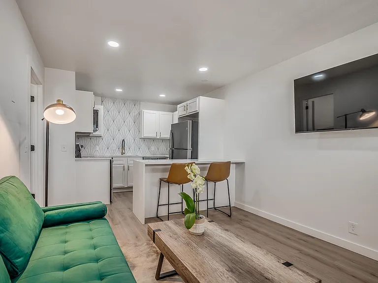 420 NW 8th St #8 — Photo 7