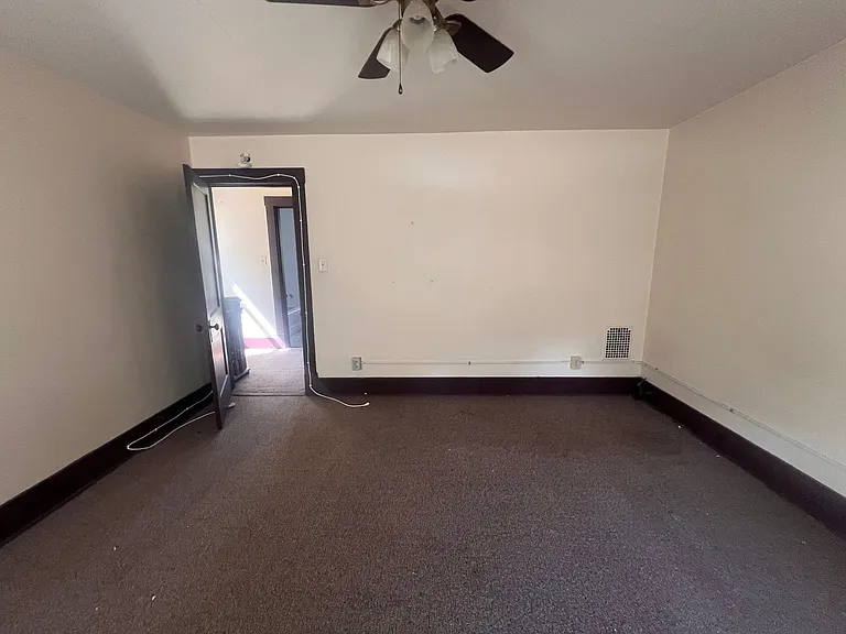 925 Leeds Ave — Photo 12