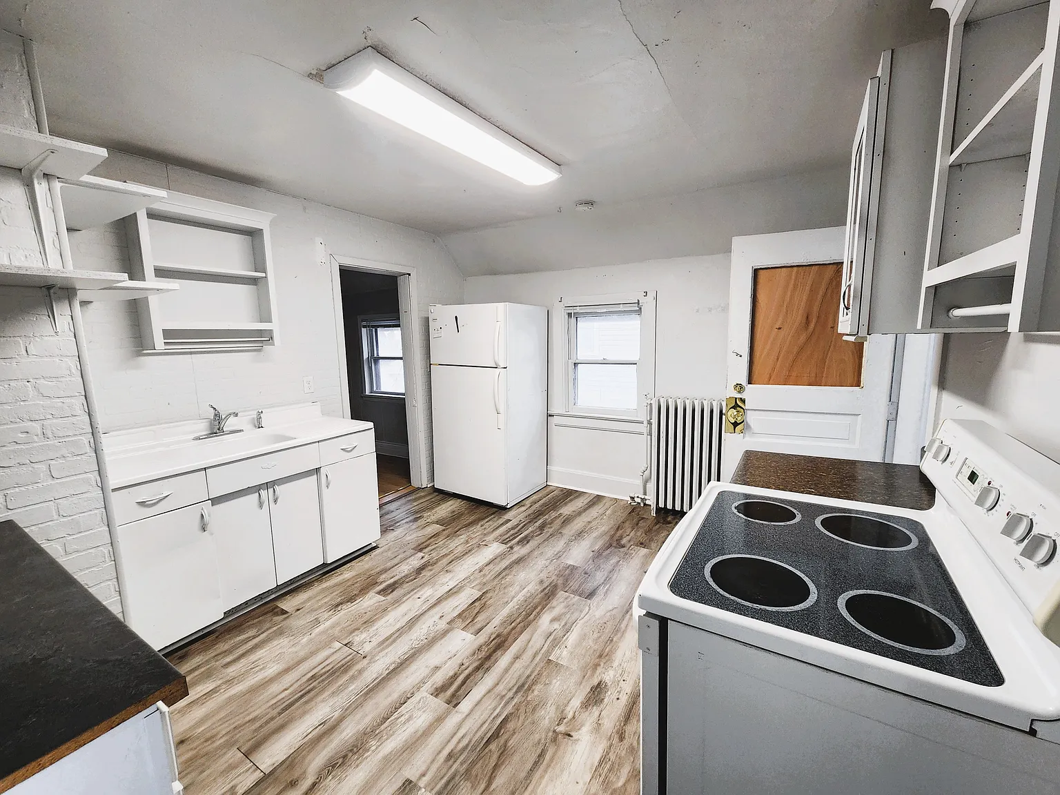 3 bed, 1000 sqft, $1,200 — Photo 2