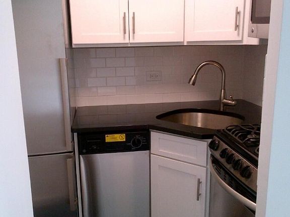 3rd image of 333 E 46th St APT 15E