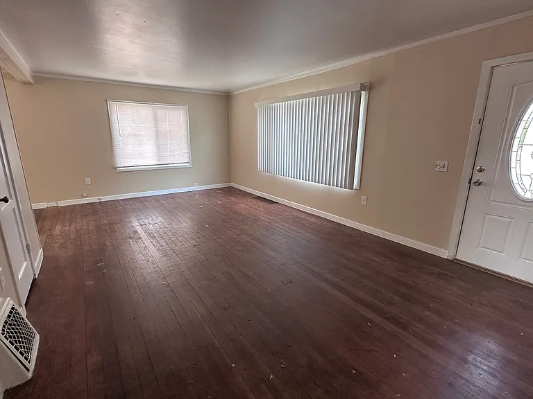 1215 Stevens Dr — Photo 2