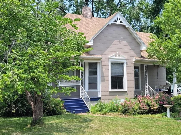 303 N Prairie St, Raymond, IL 62560