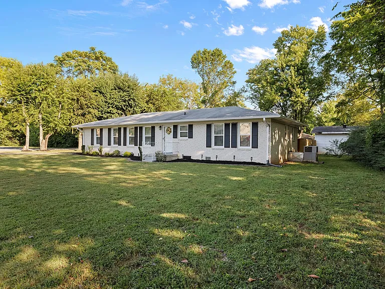 2407 E Main St — Photo 28